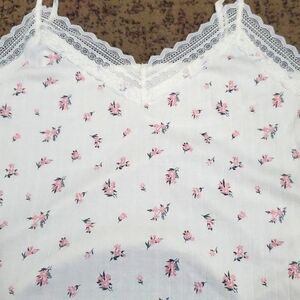 Tank top with flowers and white with a pretty lace